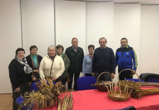 Un grupo de veciños e veciñas de Touro participou no curso de cestería para recuperar a tradición dos vellos oficios